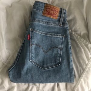 levi’s distressed light wash jeans